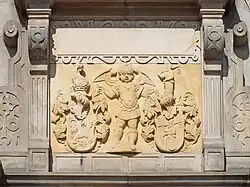 Der Wappenstein über dem Hauptportal