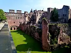 Blick vom Stückgarten über den Hirschgraben auf die zentralen Bauten des Schlosses (links hinten der Englische Bau)