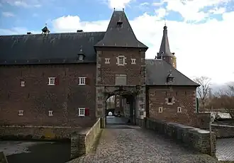 Brücke und Torbau der äußeren Vorburg