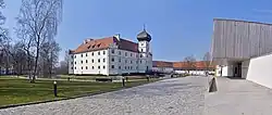 Schloss Hohenkammer (links) mit Tagungshotel Hohenkammer (rechts)