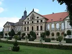 Die teilsanierte Schlossfassade, 2005
