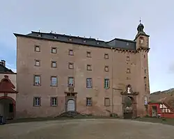 Hofseite des Altbaus samt innerem Tor und Uhrtürmchen