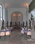 Innenansicht der Schlosskapelle mit den ausgestellten Tietz-Skulpturen