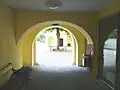Durchgang zum Innenhof von Schloss Neuhaus