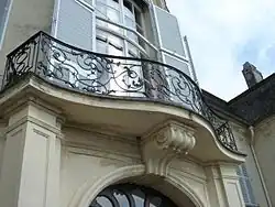 Geschwungener Balkon, Tragstein