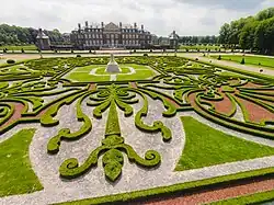 Blick über das Broderieparterre zum Corps de Logis