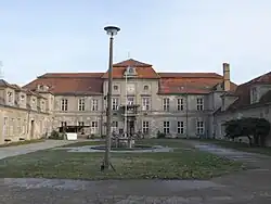 Der Corps de Logis vom Ehrenhof
