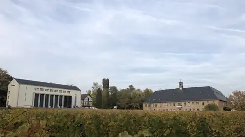 Links: Kiep Center; Rechts: Campus Schloss