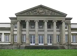 Hauptportikus der Hauptfassade (mit Skulptur 22).