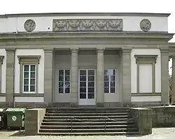 Rechte Loggia der Ostfassade (mit Skulpturen 13–15).
