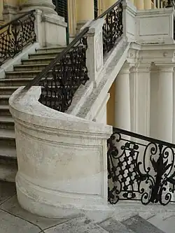 Bogen der Freitreppe, Kaiserstein[104]