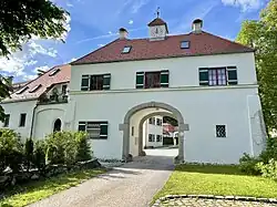 Das Foto zeigt das Torhaus von Schloss Seeleiten.