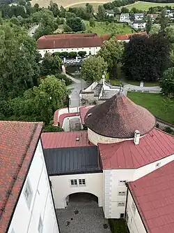 Blick vom Turm über den Torkomplex zum Meierhof