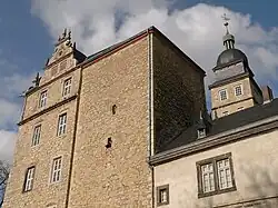 West-Seite, links: Nordflügel, Mitte:Bergfried, rechts: Westflügel Altes Haus, dahinter Hausmannsturm