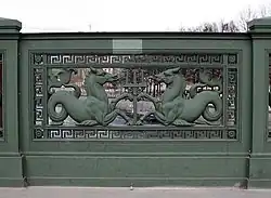 Zwei Seepferde im Brückengeländer integriert