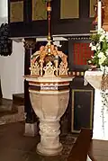 Taufbecken (vor 1600) mit hängendem Figurendeckel
