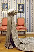 Kleid der Königin Luise von Preußen mit Courschleppe, Schlossmuseum Darmstadt
