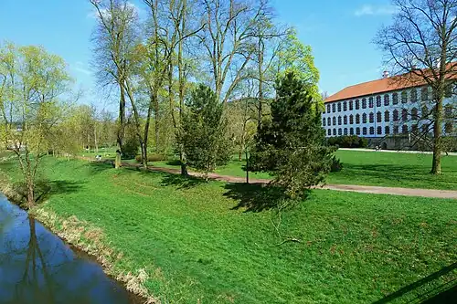 Schlosspark – Bogenbrücke und Große Wiese