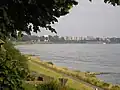 Blick vom Schlosspark auf den Rhein in Richtung Mülheim