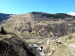 Die Mündung des Seitentals Val Plattas unterhalb von Curaglia nach Westen – ganz links Mutschnengia