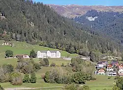 Rechts der Hügel mit den Ruinen der Burg Löwenberg, links der Neubau
