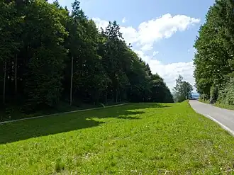 Schlupf, der Taleinschnitt zwischen Mannenberg (links) und Grauholz (rechts)