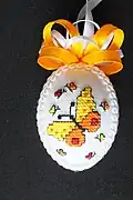 Schmetterling auf besticktem Osterei, Kreuzstich, Pfaffing, Oberbayern, 2016.