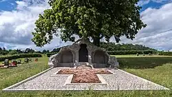 Friedhof Schmiedebach mit Kapelle und Grabstätte von Karl Oertel, gestaltet von Hermann Obrist 1903–1904, mit steinernem Grabmal und bepflanztem Kreuz