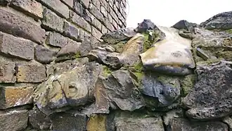 Schmolz mit glasierter Oberfläche auf Mauer um Schlosspark in Petzow
