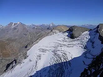 Lämmerengletscher am Nordhang des Rothorns mit Schwarzhorn in der Mitte und Rothorn-Gipfel angeschnitten am rechten Bildrand