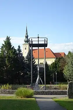 Kirchenplatz in Schönkirchen, für den Brunnen wurde ein Teil einer Erdölpumpe verwendet