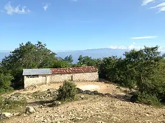 Schulgebäude in Cornillon mit Blick über das Bergland zur Dominikanischen Republik (2017)