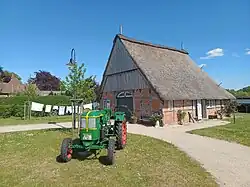 Ansicht der reetgedeckten alten Schule (Schoolkat) in Langwedel
