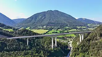 Sonnwendstein von Norden, davor der Ort Schottwien mit dem Talübergang Schottwien der Semmering Schnellstraße