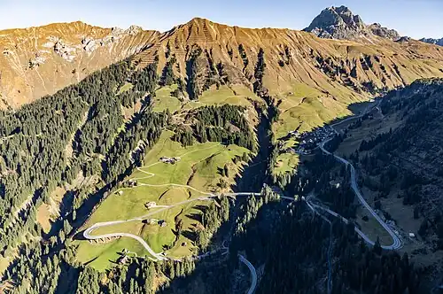 Tal des Seebachs mit der gewundenen L200 Richtung Hochtannberggebiet