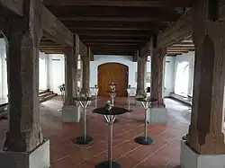 Empfangshalle, die Säule vorne rechts ist neu