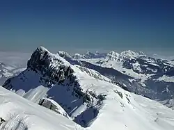 Blick vom Hängst, dem höchsten Punkt der Schrattenfluh, zur fast gleich hohen Hächle