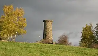 Blick auf die Schreckenbergruine auf dem Gipfel des Berges