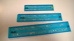 Schriftschablonen Staedtler MARS-isoscript 57207 S in den Schriftgrößen 0,35&nbsp;mm, 0,50&nbsp;mm und 0,70&nbsp;mm, Schriftart ISO 3098 1B DIN 6776/1B zur analogen Beschriftung von Bauzeichnungen.