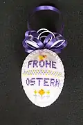 Schriftzug Frohe Ostern auf besticktem Osterei, Kreuzstich, Pfaffing, Oberbayern, 2016.
