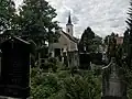 Blick auf Gräberfeld und Friedhofskapelle