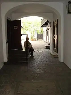 Einfahrt in den Pawlatschenhof, Ziegelboden