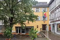 Vorderseite mit Außengastronomie