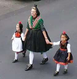 Schwälmer Tracht mit zwei „Rotkäpchen“