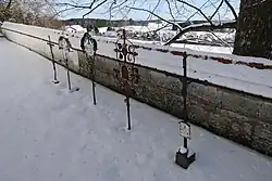 Schmiedeeiserne Grabkreuze auf dem Friedhof