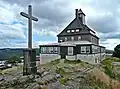 Gipfelbereich mit auf der Triangulationssäule montierten Gipfelkreuz (2008)