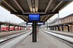 Bahnsteig 2–3 des Bahnhofs (2018)
