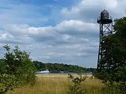 Schwarzer Leuchtturm auf dem Warflether Sand