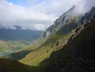 Schwarzhorn aus Richtung Alperschälli, im Tal das Ausgleichsbecken von Wanna, Safien, welches zu den Kraftwerken Zervreila gehört.