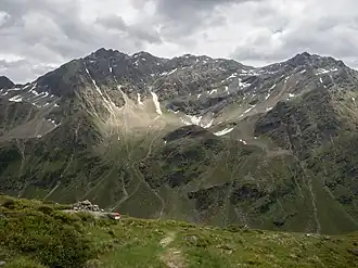 Das Schwarzhorn von Nordwesten, rechts die Hohe Schöne